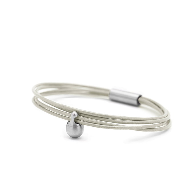 Foto von Bracelet avec larme blanc nacre