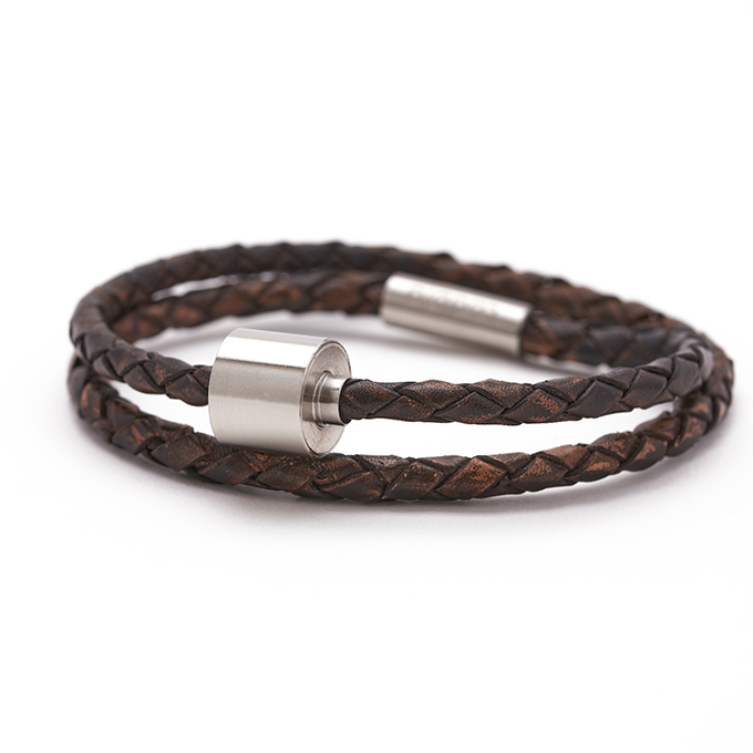 Foto von Bracelet en cuir tressé marron