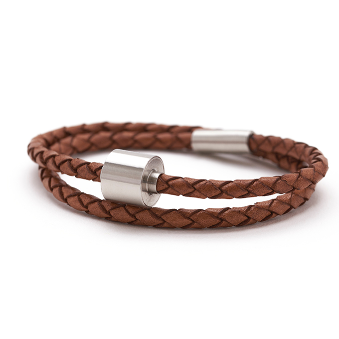 Foto von Bracelet en cuir tressé cognac